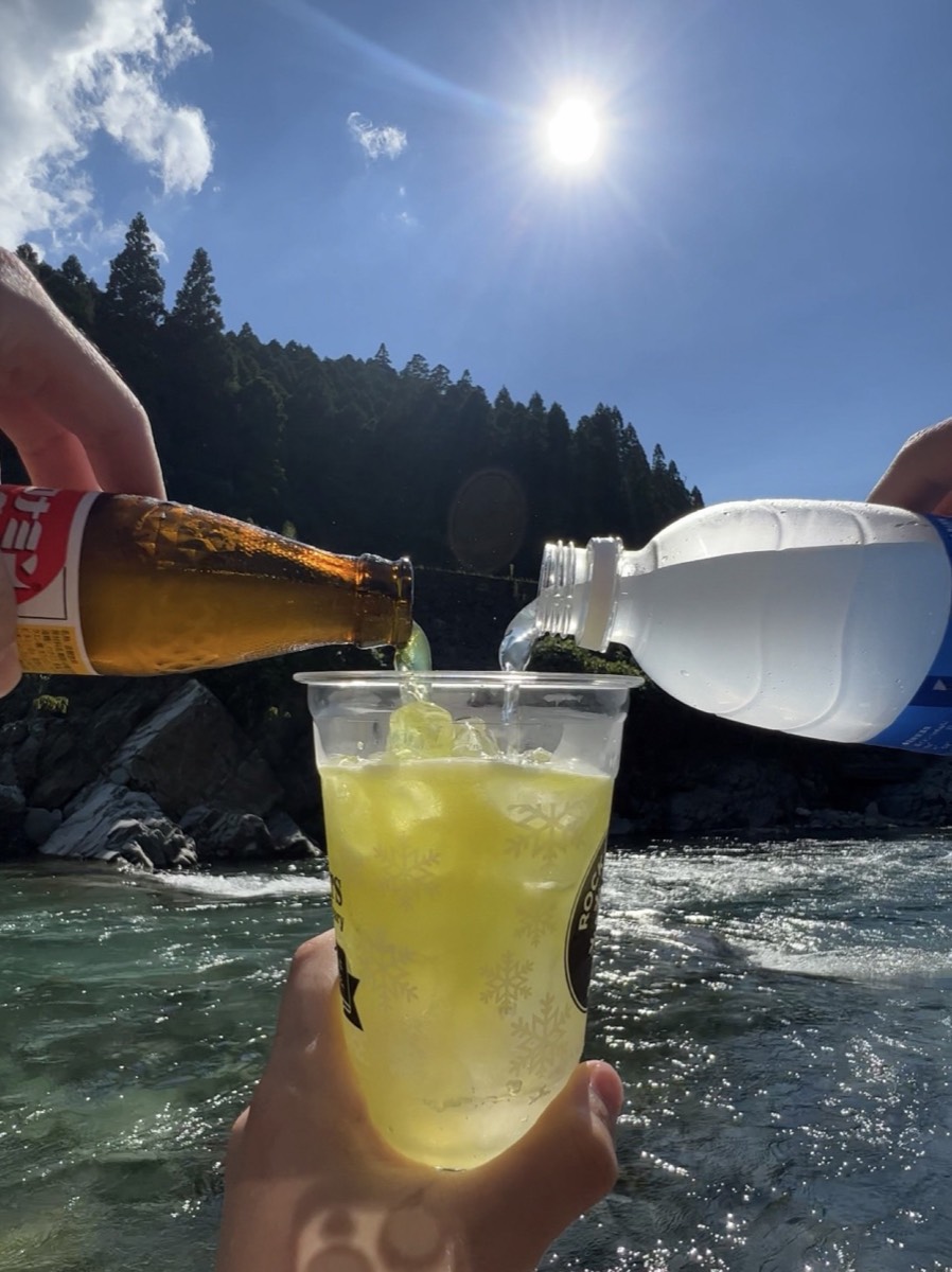 星野川のほとりで飲むオロポ